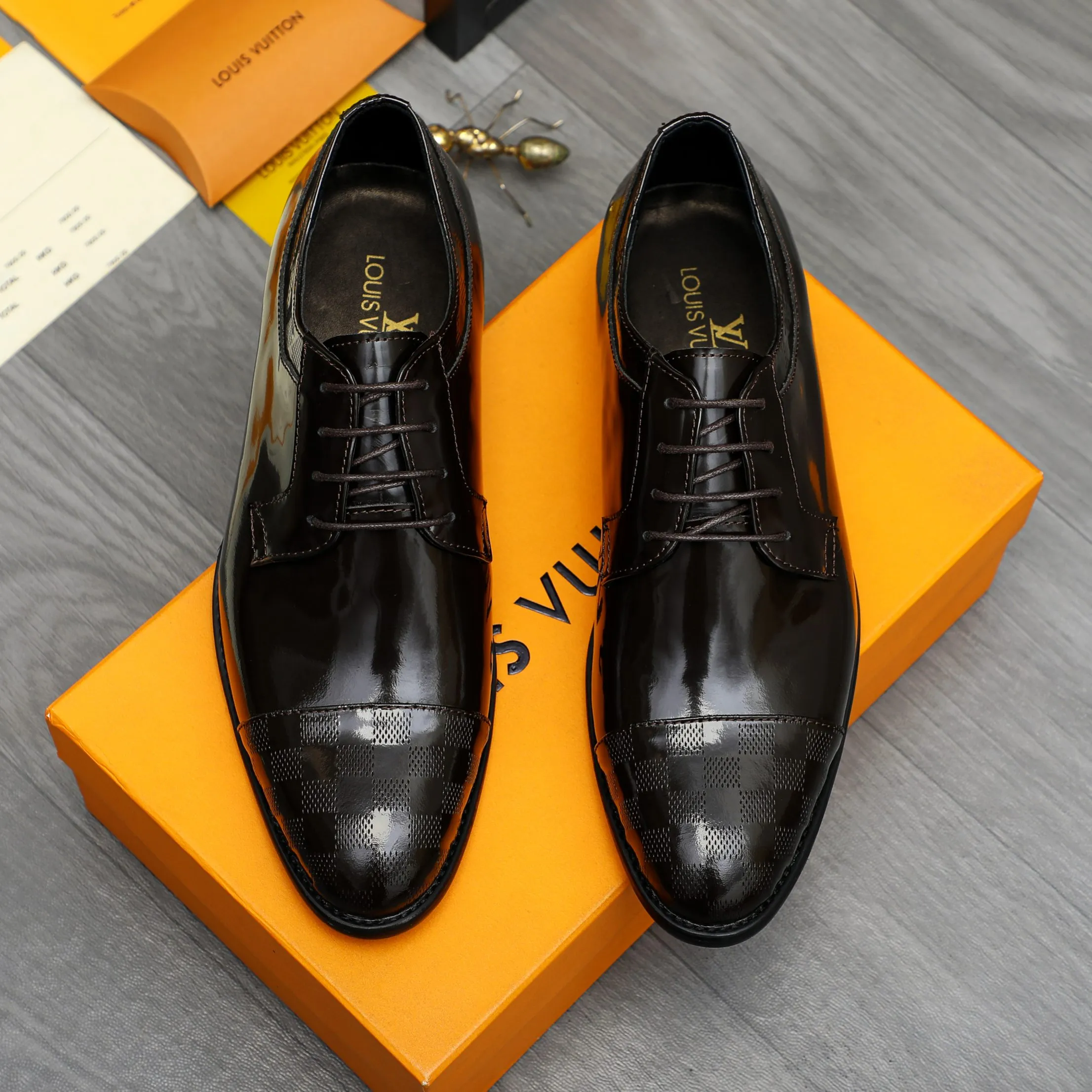 Men's shoes 💰p460 Product trademark: LV (Louis Vuitton) business lace-up leather shoes True size: 39-44 Product material: Selected lacquered cowhide stitching classic embossed upper, cowhide lining, original rubber outsole